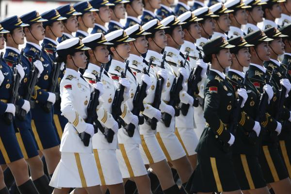 女性儀仗隊、中国ネットで話題「リアル美少女戦士」