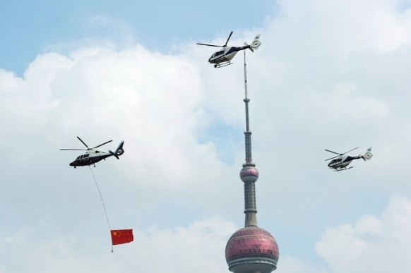 中国·上海市　ヘリコプターが国旗を掲げて飛行