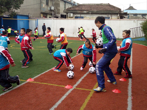 上海松江の小学校で日东サッカー教室のイベン