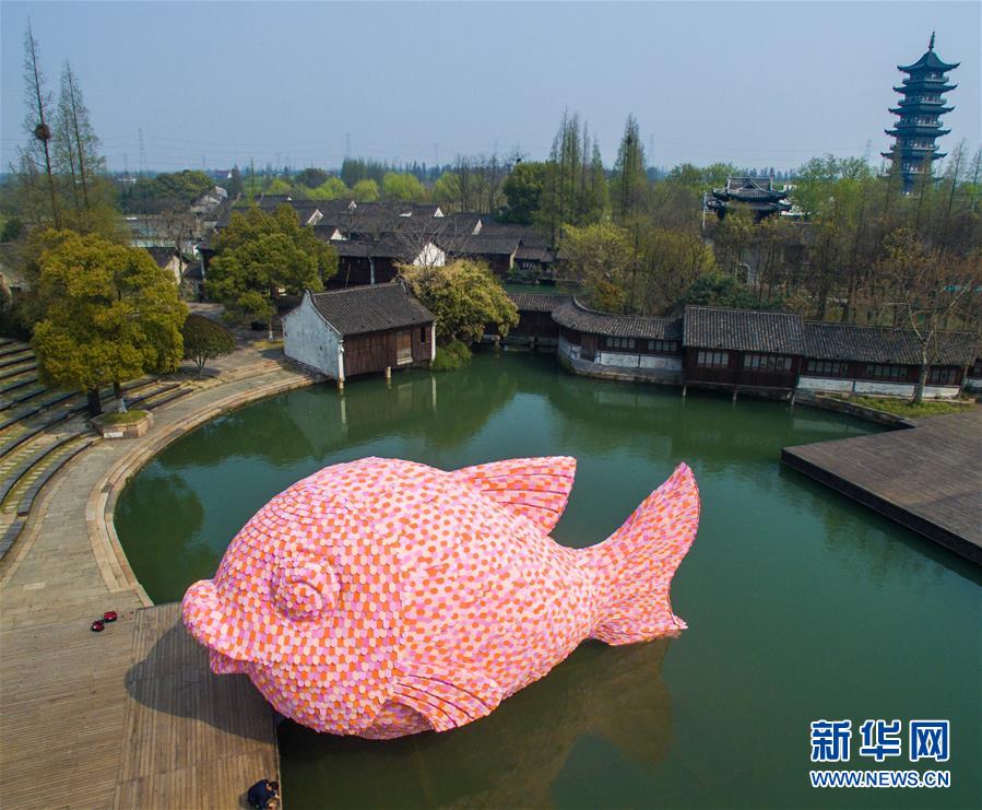 ラバーダックの創作者·ホフマンの新作·「浮き魚」が中国水郷の烏鎮で初登場