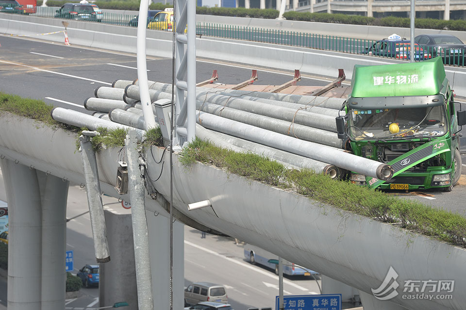 上海中間環状線高架で重大事故発生