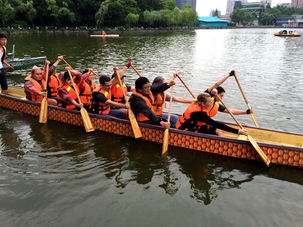 上海ドラゴンボート大会、外国人記者が猛練習