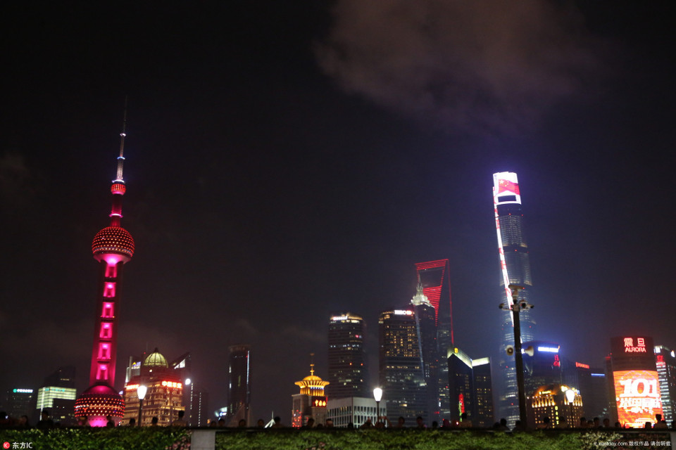 上海のランドマークが巨大の国旗ライトショーで建国を祝う