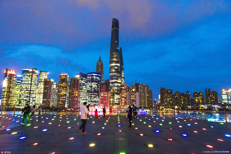 上海復興芸術センターの空中デジタルガーデンが点灯