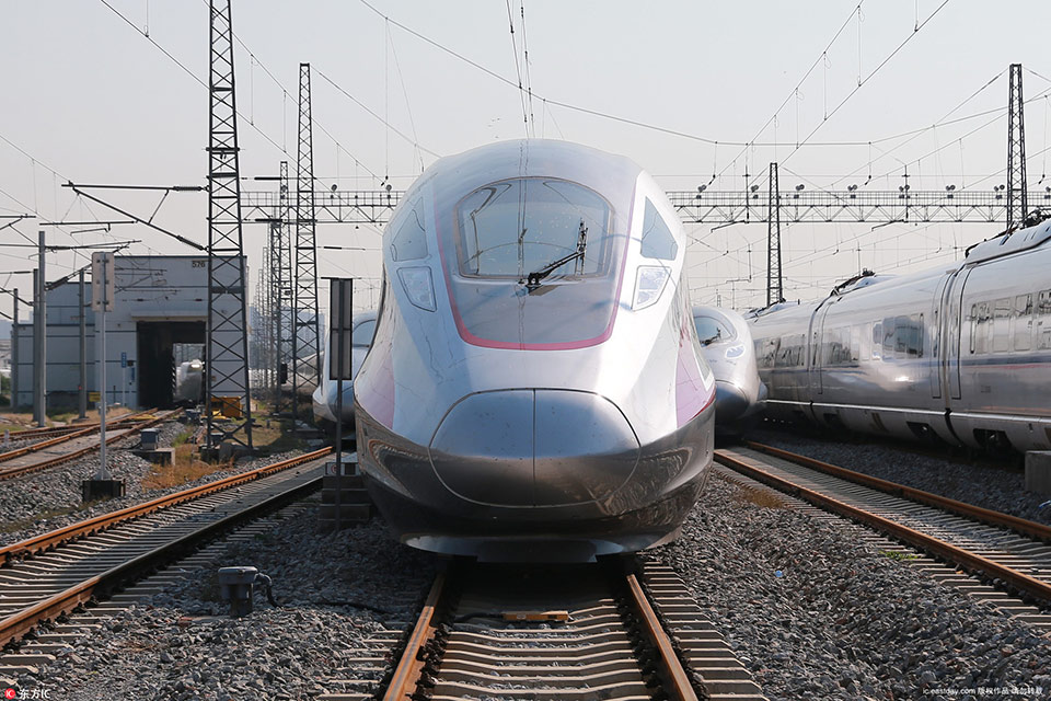 中国の自主開発の「復興号」高速列車が、運営開始