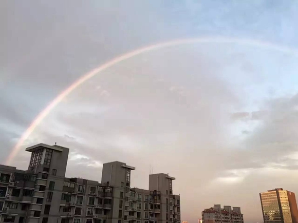 今朝、虹が出現＝上海