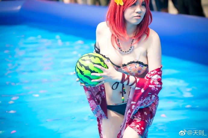 上海で「魔都夏祭り」　ビキニ、浴衣など姿の美人コスプレイヤーが登場