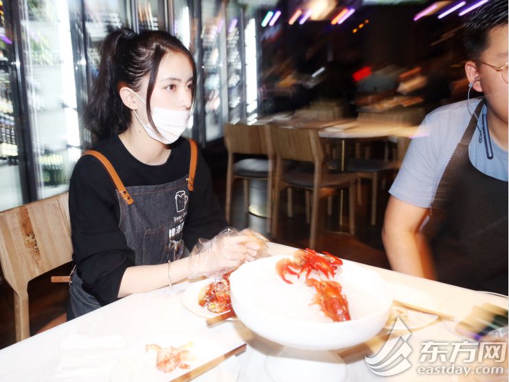 上海のあるレストラン　ザリガニ剥きサービスが論議