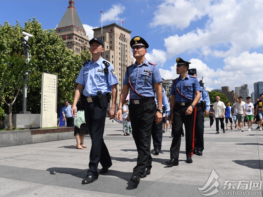バンドで中国とイタリアの警察が合同パトロール