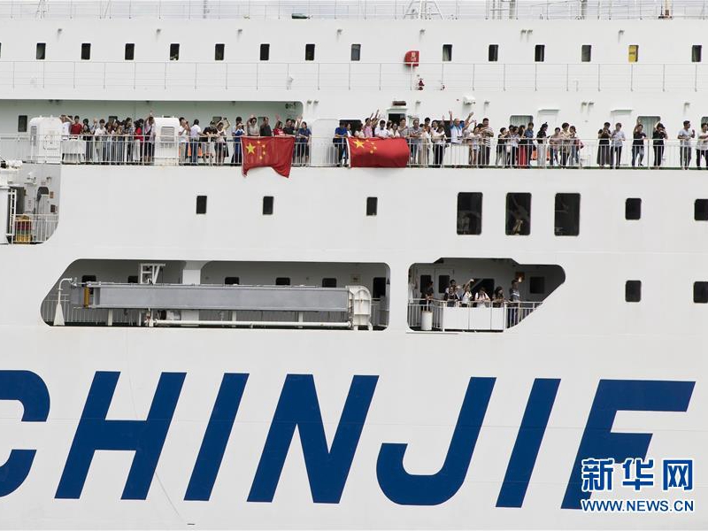 台風の影響で足留めされていた中国人観光客が「新鑑真号」で帰国の途に
