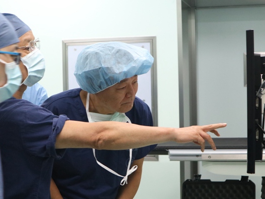 世界トップの脳外科医、「神の手」の福島医師に上海白玉蘭記念賞　医学で上海と縁を結ぶ