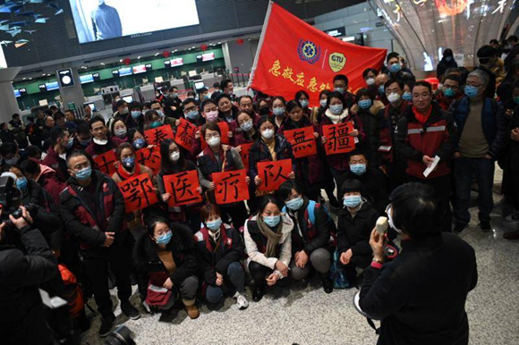 上海１３６人の湖北への医療チームが早朝武漢に到着
