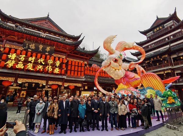 提灯を楽しみ無形文化財を体験、在上海外国人が豫園で春節ムードを感じる