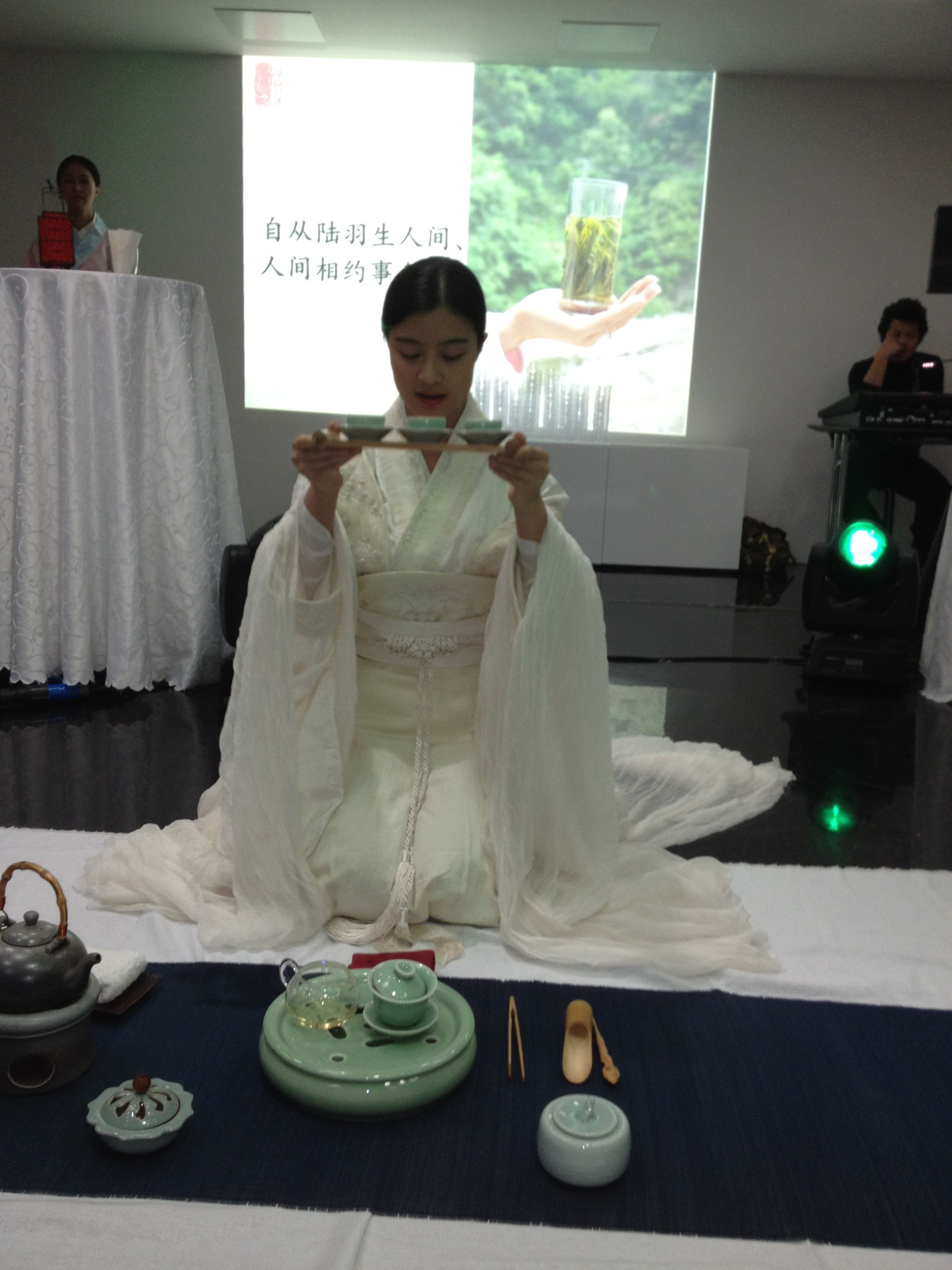 上海万博茶文化キャラの鲍丽丽さんが茶芸を披