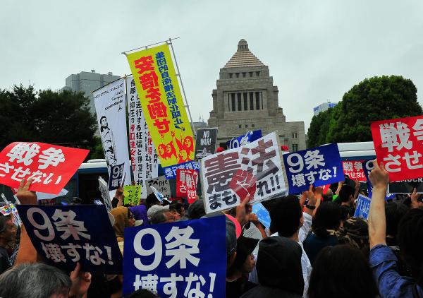 日本で１００万人の反戦集会、安倍首相をコーナーに