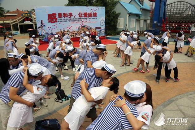 上海で「勝利のキス」が再現　抗日戦争勝利70周年記念