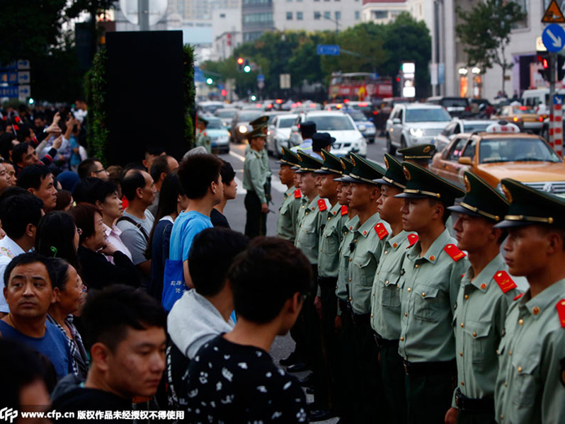 国慶節の初日、武警らが観光スポットの秩序を守る