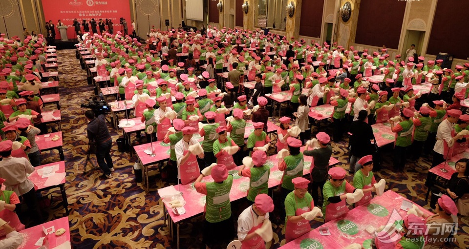 上海もギネス記録に挑戦　５２５人が同時にピサ作り