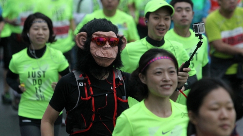 ２０１５上海国際マラソンが開催　仮装の選手が注目