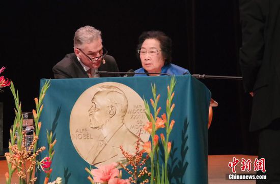 屠呦呦女史など３人のノーベル賞の受賞者がストックホルムでスピーチを