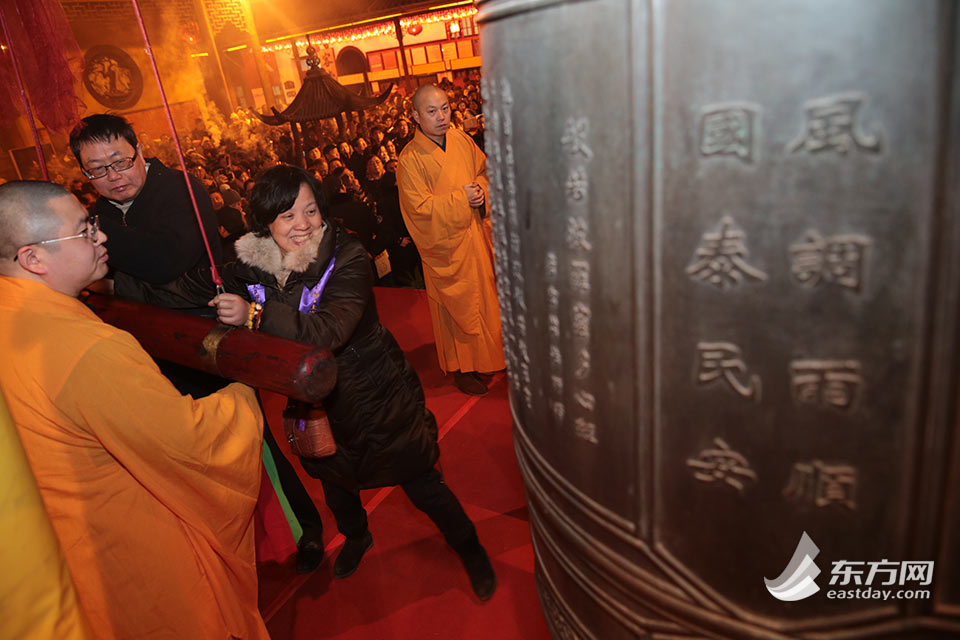 上海市民、除夜の鐘をついて新年の福を願う