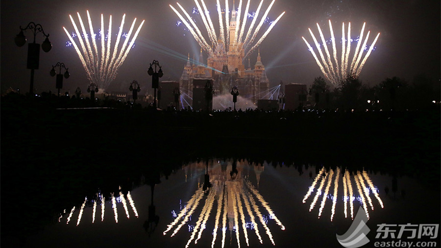 上海ディズニーランド開園の初日、花火ショーが上演