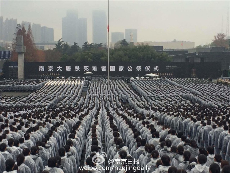 南京大虐殺犠牲者慰霊の国家式典が雨の中開催