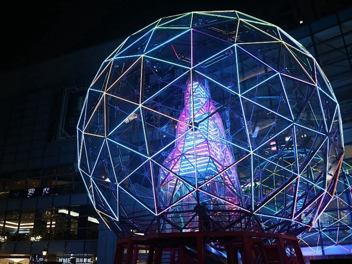 ２０１８新年ライトアップイベントが上海で開催　巨大な水晶球が登場