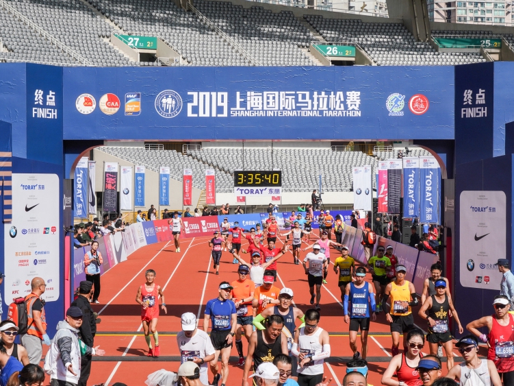 ２０１９上海国際マラソン開催　完走したランナーの雄姿