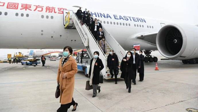 【両会】上海の両会代表が北京に到着　